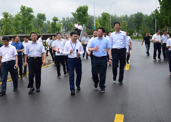 6月29日，副省长、市委书记杨光荣带队，深入晶宫绿建集团装配式建筑产业基地，实地观摩产业项目建设情况，推动全市在比学赶超中掀起产业项目建设新热潮。.jpg